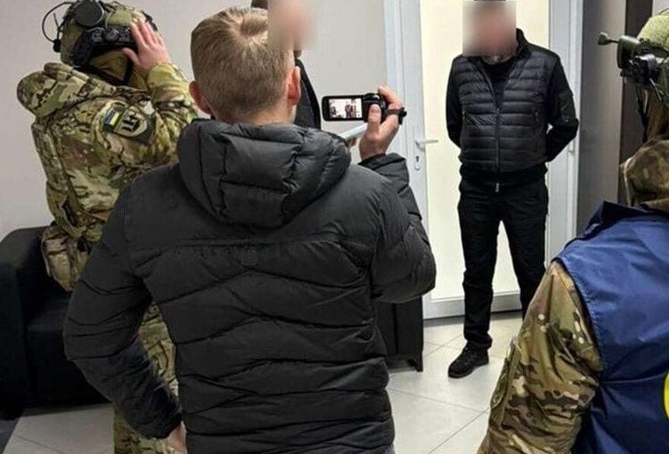 Затримано командувача ПС на хабарі: укриття для літаків або гроші?