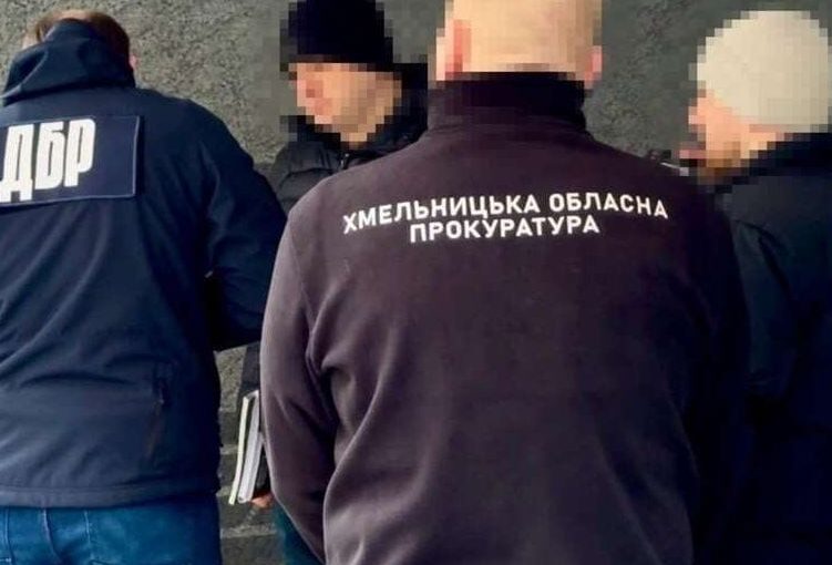 ДБР викрило корупційну схему з підробки посвідчень у Держпраці Хмельничини