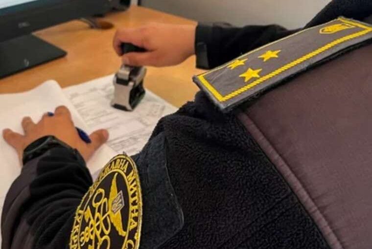 Суд підтвердив законність звільнення митника Савчука за хабарництво